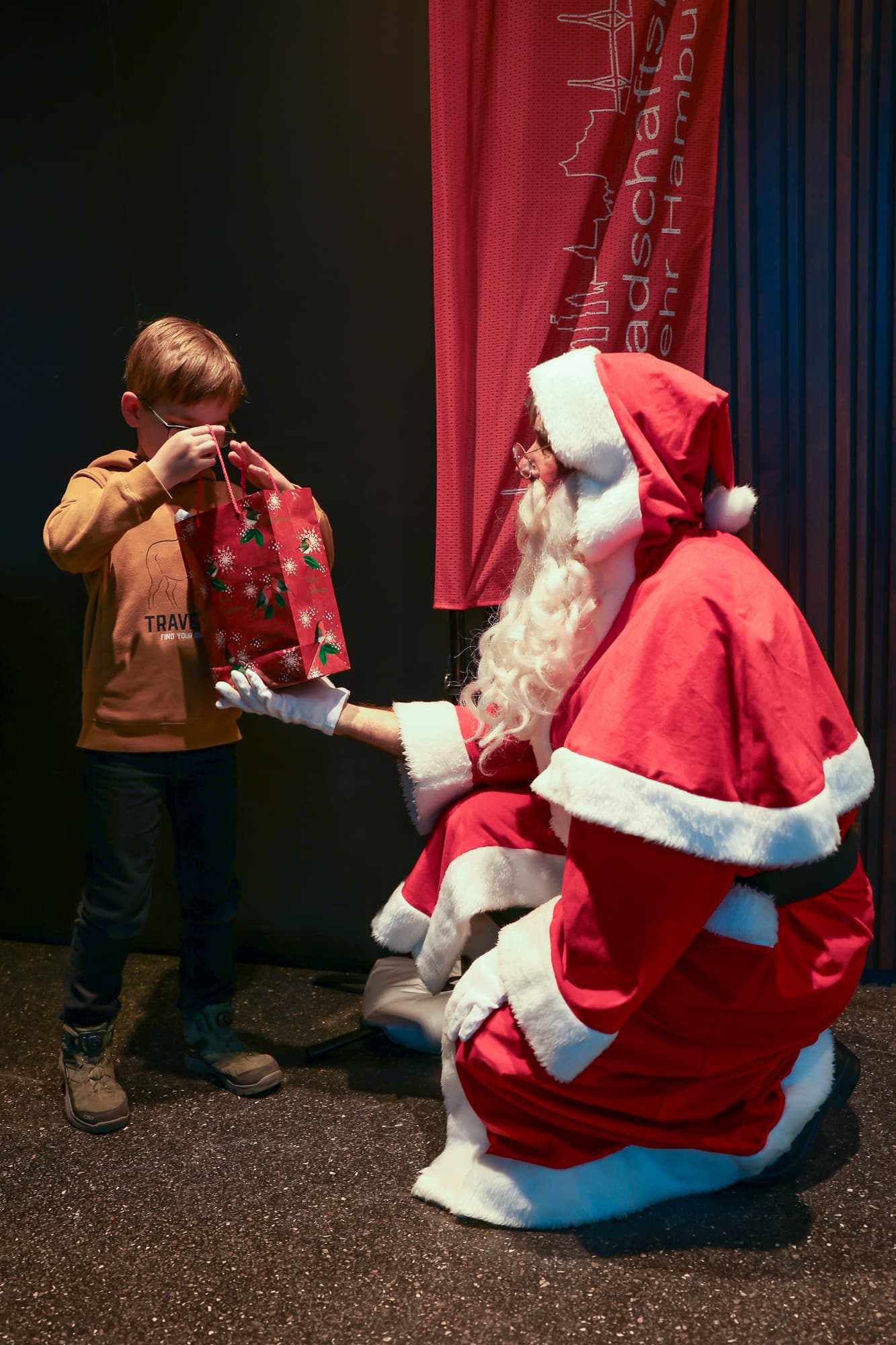 Kind beim Weihnachtsmärchen