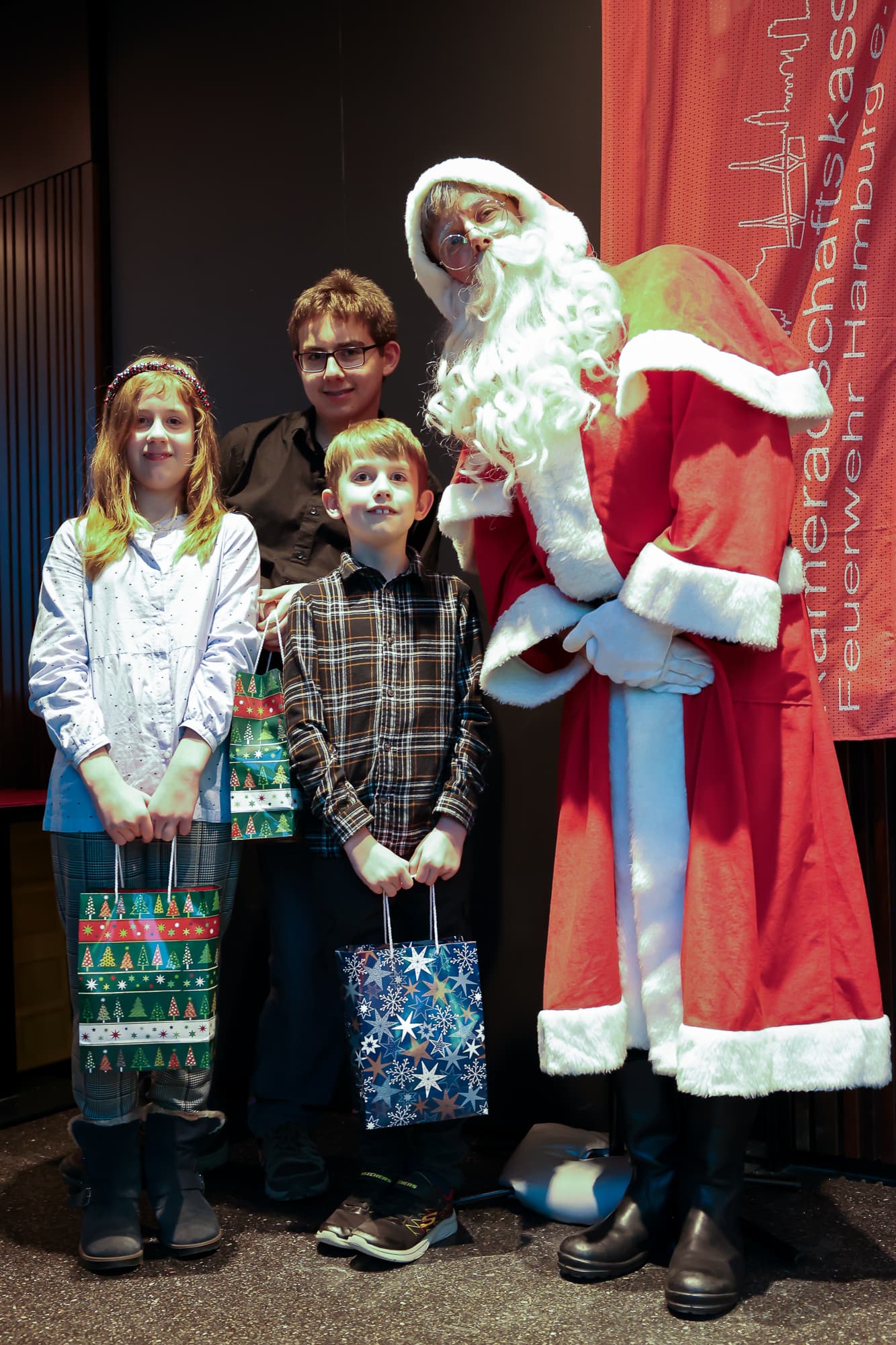 Kinder beim Weihnachtsmärchen